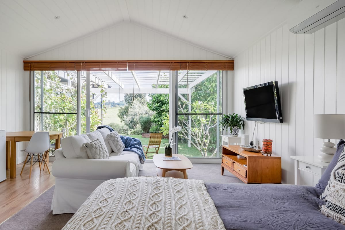 Cottage Guesthouse Overlooking Rolling Hills