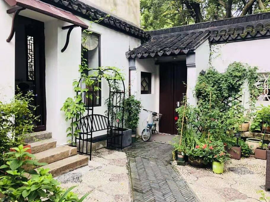 穿梭小桥流水,住进白墙青砖的苏州老宅