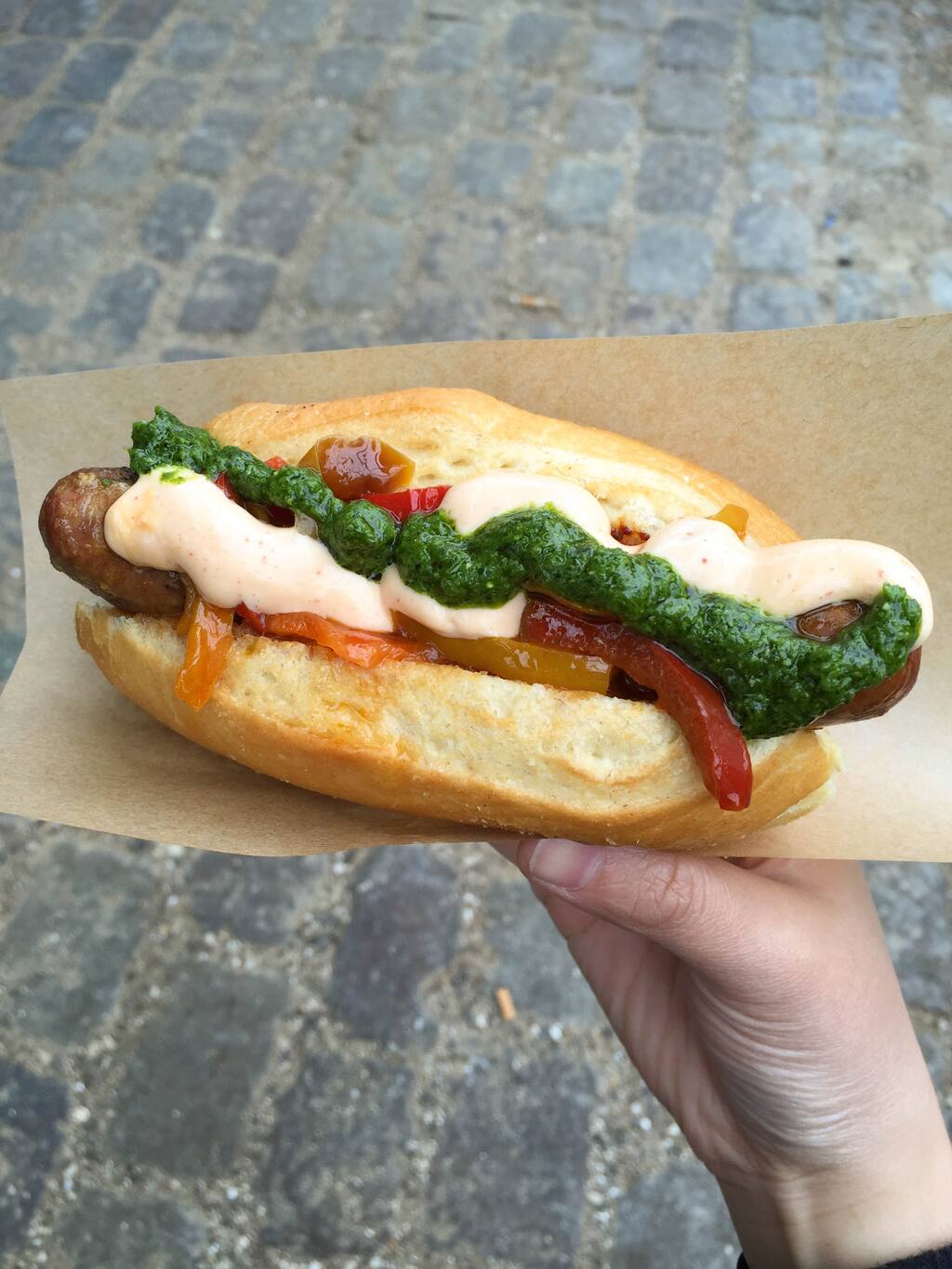 一个吃得超满足的有机热狗