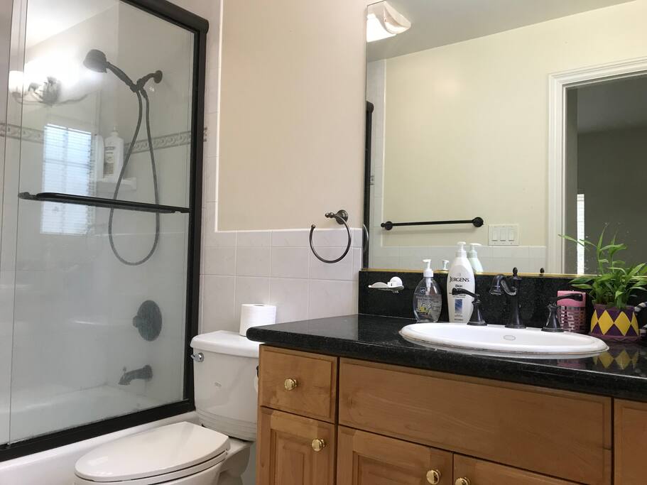 nice room with private bathroom温馨套房独立卫浴间