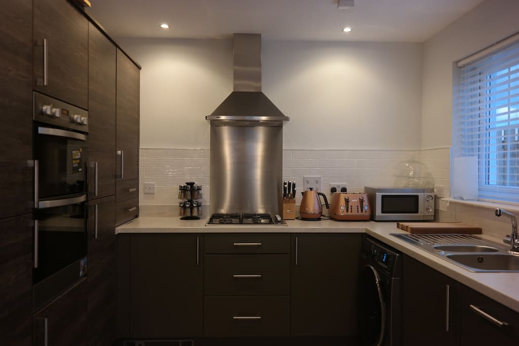 fully fitted kitchen with built in oven, fridge-freezer and